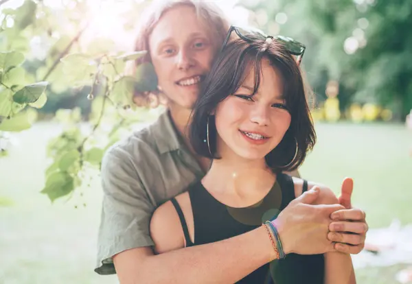 Jovem Adolescente Abraçando Sua Namorada Alegremente Sorrindo Para Câmera Durante Imagens Royalty-Free