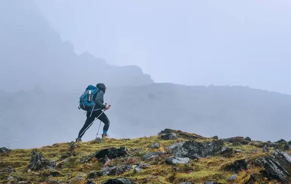 Mulher Solitária Com Mochila Postes Trekking Passando Por Rota Montanha Fotografia De Stock