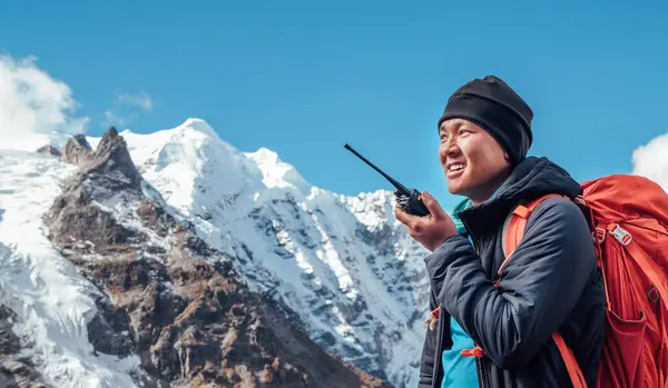 Portret Mężczyzny Sherpa Plecakiem Pomocą Walkie Talkie Wywoływania Śmigłowca Ratowniczego Obrazek Stockowy