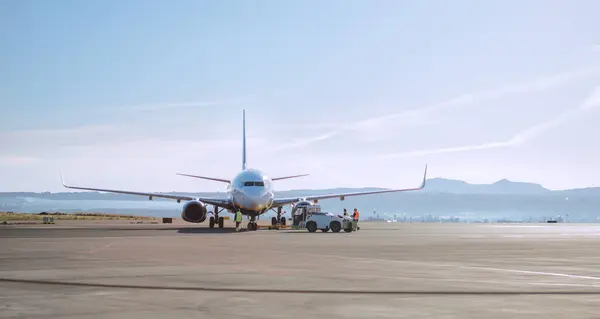 スペインのパルマ マヨルカ空港の空港要員によるタバレントトラクターを使用して大きな飛行機を輸送する旅客機ジェットプッシュバック ストック写真