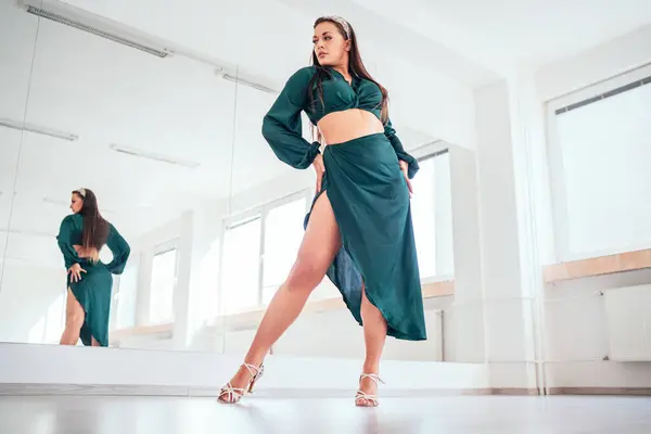 Zarif Bir Kadın Koyu Yeşil Latin Dans Elbisesi Yüksek Topuklu Stok Resim
