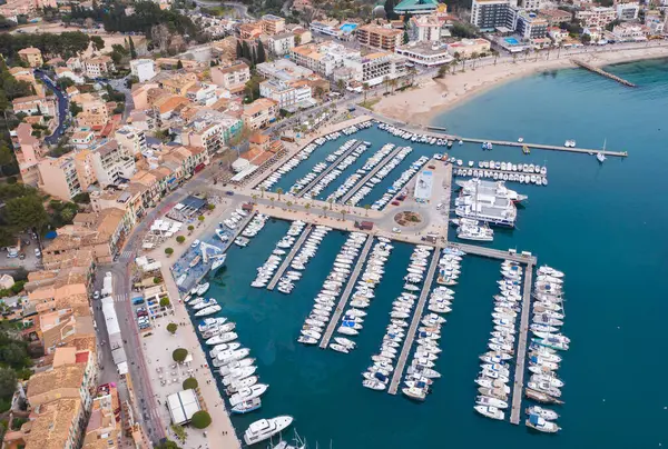 地中海海港令人振奋的空中景观 在西班牙马略卡岛巴利阿里群岛塞勒港的Bustling码头 满载豪华游艇 图库图片