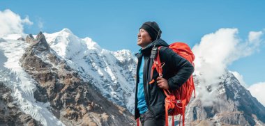 Sırt çantalı gülümseyen Sherpa adamın portresi dağ manzarası ve Mera tepesi 6476 metre arkaplanlı temiz havanın keyfini çıkarıyor. Yüksek Himalayalar 'ın dağcılık seferi sırasında. Seyahat ve aktif insanlar konsepti