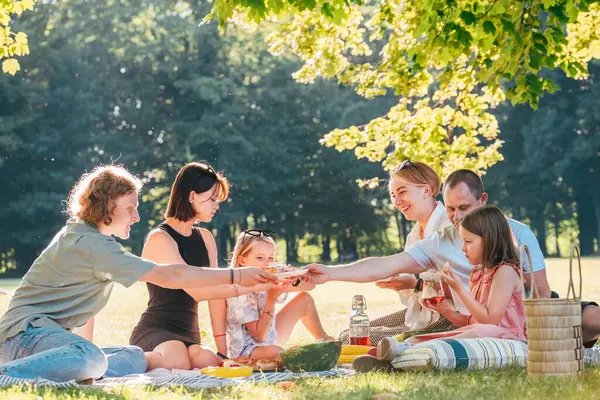 Duża Rodzina Siedzi Kocu Piknikowym Parku Miejskim Weekend Słoneczny Dzień Obraz Stockowy