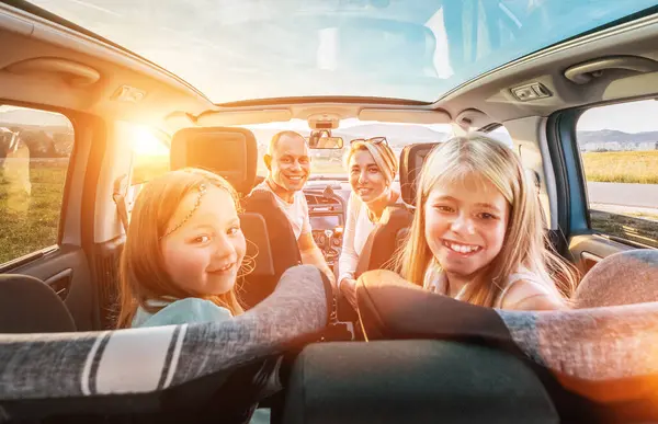 Ein Junges Paar Mit Töchtern Sitzt Einem Modernen Auto Mit Stockfoto