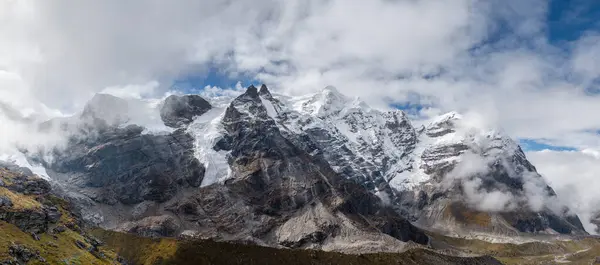 77Mp全景摄影米拉峰6476M 冰川湖泊和雪峰覆盖白云 尼泊尔Makalu Barun国家公园徒步旅行中Khare定居点附近的喜马拉雅山攀登路线 图库图片