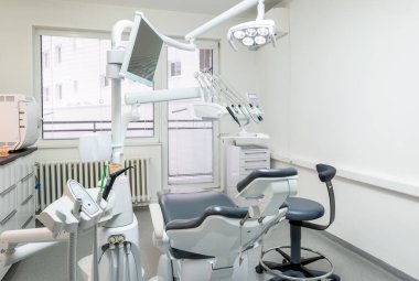 Diş Hekimliği Kliniği Modern Tıp Bölümü 'nde Konforlu Diş Sandalyesi. Sağlık, sağlık sektörü, sağlık teknolojisi konsepti imajı