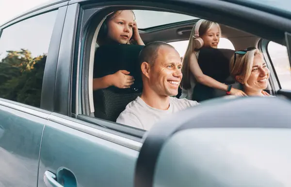 Happy Tersenyum Pasangan Muda Dengan Dua Anak Perempuan Dalam Mobil Stok Lukisan  