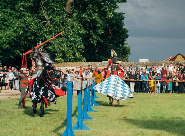 Cerven Kamen Kalesi, Slovakya - 25 Mayıs 2024: Ortaçağ giysileri içindeki insanlar tarihi yeniden canlandırma etkinliği düzenlediler. Yeniden yapılandırmalar, Slovakya 'daki geçmiş dönemler ve günlük yaşamla ilgili değerli içgörüler sağlıyor..