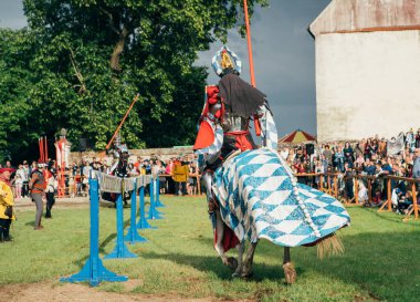 Cerven Kamen Kalesi, Slovakya - 25 Mayıs 2024: Ortaçağ giysileri içindeki insanlar tarihi yeniden canlandırma etkinliği düzenlediler. Yeniden yapılandırmalar, Slovakya 'daki geçmiş dönemler ve günlük yaşamla ilgili değerli içgörüler sağlıyor..