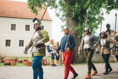 Cerven Kame Şatosu, Slovakya - 25 Mayıs 2024: Ortaçağ giysili insanlar tarihi yeniden canlandırma etkinliğine katıldı. Yeniden yapılandırmalar, Slovakya 'daki geçmiş dönemler ve günlük yaşamla ilgili değerli içgörüler sağlıyor..