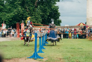 Cerven Kame Şatosu, Slovakya - 25 Mayıs 2024: Ortaçağ giysili insanlar tarihi yeniden canlandırma etkinliğine katıldı. Yeniden yapılandırmalar, Slovakya 'daki geçmiş dönemler ve günlük yaşamla ilgili değerli içgörüler sağlıyor..