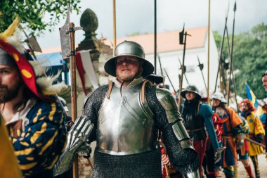 Cerven Kame Şatosu, Slovakya - 25 Mayıs 2024: Ortaçağ giysili insanlar tarihi yeniden canlandırma etkinliğine katıldı. Yeniden yapılandırmalar, Slovakya 'daki geçmiş dönemler ve günlük yaşamla ilgili değerli içgörüler sağlıyor..