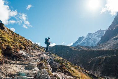 Yüksek rakımlı iklimlendirme yürüyüşü sırasında Makalu Barun Parkı 'ndaki vadi manzarasının keyfini çıkaran genç bir gezgin. Mera tepesi yürüyüş rotası, Nepal. Etkin tatil konsepti resmi