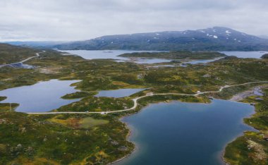 Austmannalia Yolu, Norveç 'in şiddetli Tundra doğasına, kuşçuluk manzaralı kuzey Norveç manzarasına ve modern otoyol yapımı havadan çekime sahipti. Rondane Ulusal Parkı Norveç