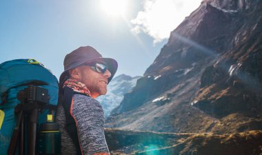 Yüksek rakımlı iklimlendirme yürüyüşü sırasında Makalu Barun Parkı 'ndaki vadi manzarasının keyfini çıkaran genç yürüyüşçü portresi. Mera tepesi yürüyüş rotası, Nepal. Etkin tatil konsepti resmi