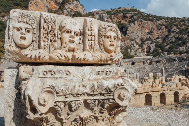 Antik Myra, Demre, Antalya Eyaleti, Lycia, Türkiye 'de oyulmuş yüzlere sahip tarihi taş kabartma. Tarihi nekropolis, antik medeniyetlerin zanaatkarlığını ortaya çıkardı..