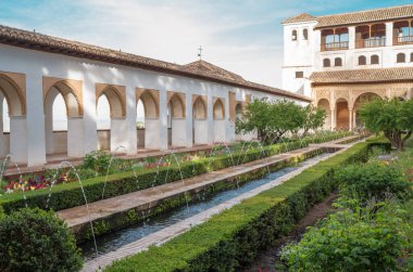 El Palacio del Partal 'daki Portico mu yoksa çeşmeli Partal Palace mı? Albaicin eski şehir, Alhambra kalesi, Endülüs, İspanya