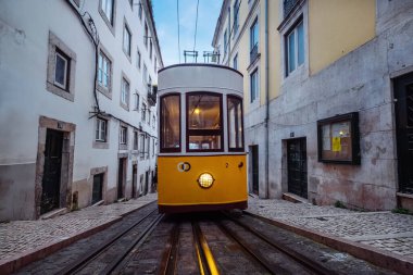 Rua da Bica de Duarte Belo ve Rua de Sao Paulo arasında seyahat ederken Bica Funicular 'ın geniş açılı görüntüsü. Portekiz 'in eski Lisboa kasabasındaki Retro başyapıtı.