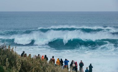 Uluslararası sörfçüler Praia do Norte 'de Nazare Farol da Nazar, Portekiz' de Guinness Dünya en yüksek sörf rekorunun kırıldığı yerde yapayalnız sörfçüyüm.