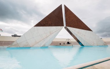 Portekiz, Lizbon 'un göbeğinde küçük mavi bir su havuzu olan Denizaşırı Savaşçılar Anıtı' nın mükemmel simetrik geometrisi..