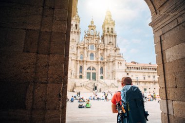 Portekiz 'de Portekiz' de Atlantik Okyanusu 'nun dalgalarının tadını çıkarırken Portekiz' in popüler hac güzergahında yalnız bir kadın yürüyordu.