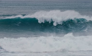 Uluslararası sörfçüler arasında dev Atlantik okyanus dalgaları Praia do Norte 'de Nazare Farol da Nazar, Portekiz' de en yüksek sörf rekorunun kırıldığı yerde
