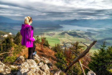 SLovakya 'daki Pravnac tepesinden bakan kadın yürüyüşçü