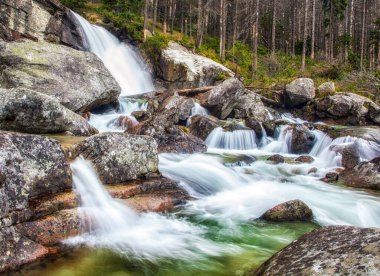 Sovakya 'daki High Tatras dağlarında Vodopady Studeneho potoka adı verilen şelaleden akan su. Uzun pozlu fotoğrafçılık