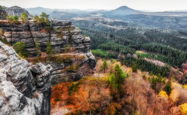 Çek Cumhuriyeti 'ndeki Bohem İsviçre Ulusal Parkı' nda renkli sonbahar ağaçları ve kaya oluşumları