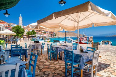 Halki, Yunanistan - 6 Temmuz 2022: Yunanistan 'da Halki (Chalki) adasında Ege Denizi manzaralı Yunan tavernası