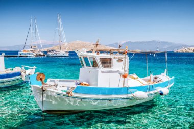 Halki, Yunanistan - 6 Temmuz 2022: Yunanistan 'ın Halki (Chalki) adasında balıkçı teknesi