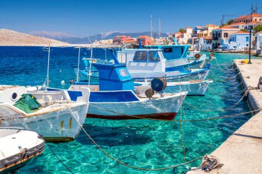 Halki, Yunanistan - 6 Temmuz 2022: Yunanistan 'ın Halki (Chalki) adasında balıkçı tekneleri