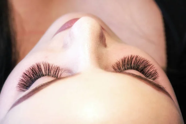 Procedura Wydłużania Rzęs Piękna Kobieta Długimi Rzęsami Zamkniętymi Oczami Salonie — Zdjęcie stockowe