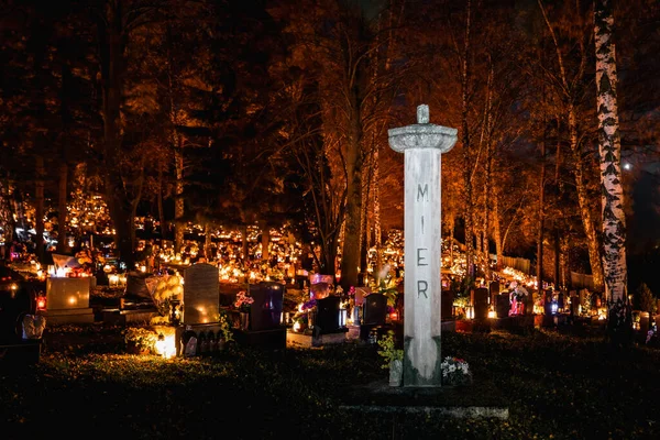 Ружомберок Словакия Ноября 2022 Года Свечи Могилах Надгробия Кладбище Ночью — стоковое фото