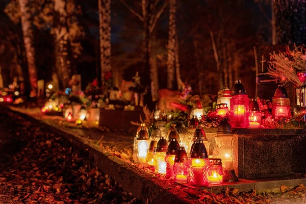 Luces Velas Tumbas Lápidas Cementerio Por Noche Día Todos Los —  Fotos de Stock