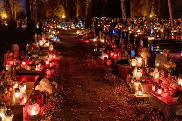 Ruzomberok Slowakei November 2022 Kerzenlichter Auf Gräbern Und Grabsteinen Auf — Stockfoto