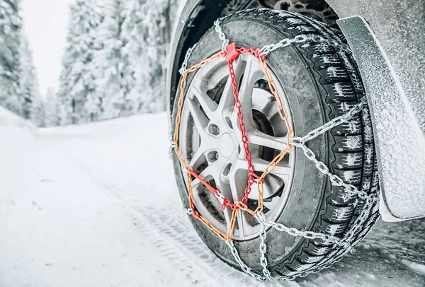 Снежные Цепи Шине Автомобиля Снежной Дороге Зимнем Лесу — стоковое фото