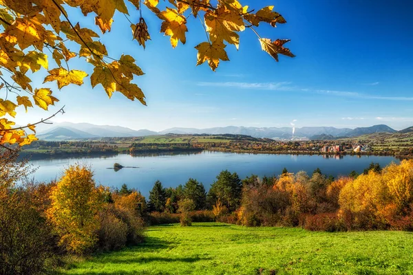 Gölü Sarı Ağaçları Arka Planda Dağları Olan Renkli Sonbahar Manzarası — Stok fotoğraf