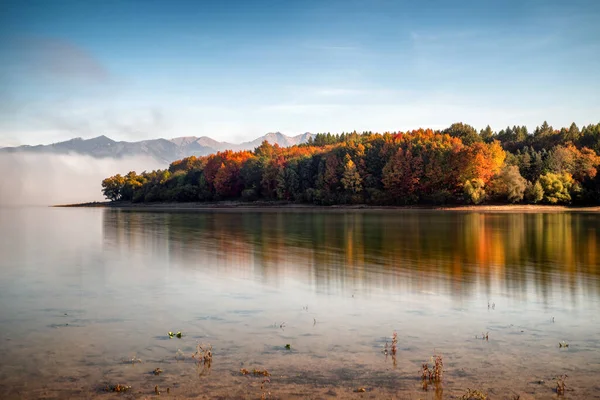 斯洛伐克Liptovska Mara湖畔树木上彩色秋叶的长期曝光照片 — 图库照片