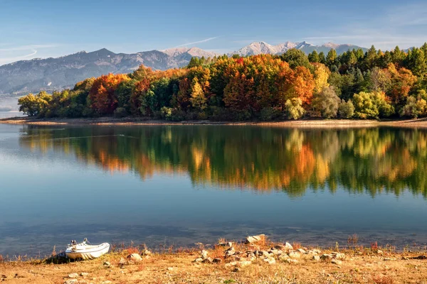 Reflection Colorful Autumn Tees Shore Lake Liptovska Mara Slovakia — Stock Photo, Image