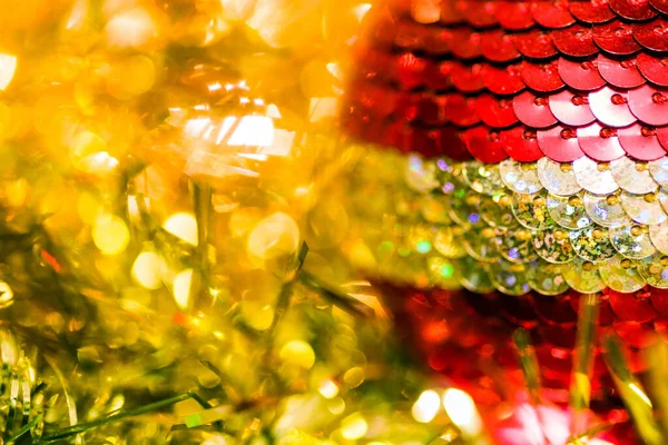 Λεπτομέρεια Κόκκινης Χριστουγεννιάτικης Μπάλας Διακοσμημένο Χριστουγεννιάτικο Δέντρο Χρυσή Διακόσμηση — Φωτογραφία Αρχείου