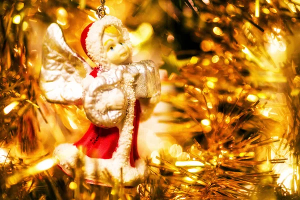可爱的玩具天使挂在圣诞树上装饰 — 图库照片