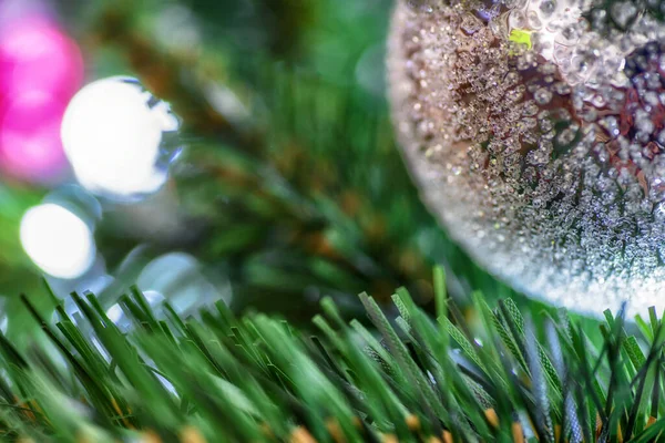 Ασημένια Σφαίρα Στο Χριστουγεννιάτικο Δέντρο Χριστούγεννα Bacground — Φωτογραφία Αρχείου