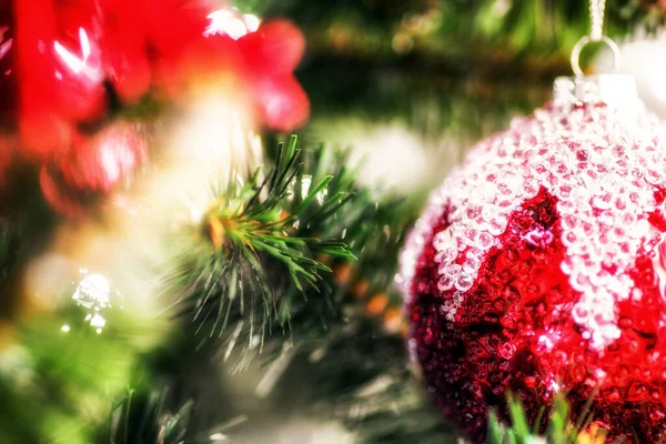 Λεπτομέρεια Κόκκινης Χριστουγεννιάτικης Μπάλας Διακοσμημένο Χριστουγεννιάτικο Δέντρο — Φωτογραφία Αρχείου