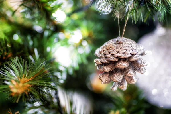 Yılbaşı Ağacı Üzerine Gümüş Koni Noel Süslemesi — Stok fotoğraf