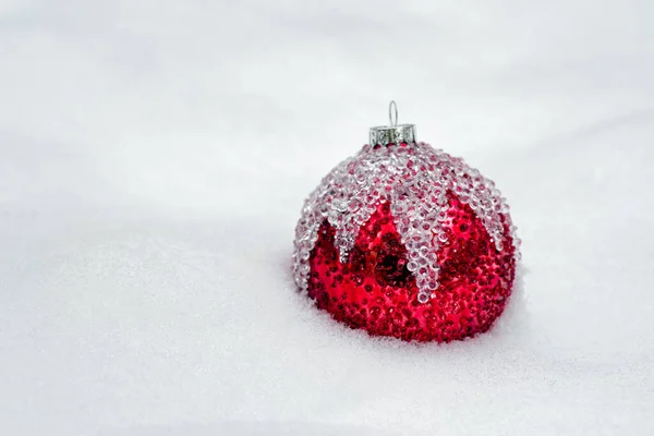 Bola Natal Vermelha Neve Xmas Fundo — Fotografia de Stock