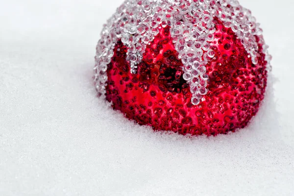 Czerwona Piłka Boże Narodzenie Śniegu Xmas Tło — Zdjęcie stockowe