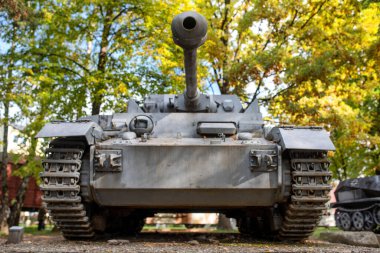 Banska Bystrica, Slovakya - 5 Ekim 2022: Eski Nazi tankı Stug-40 Banska Bystrica 'daki Slovak Ulusal Ayaklanması Müzesinde