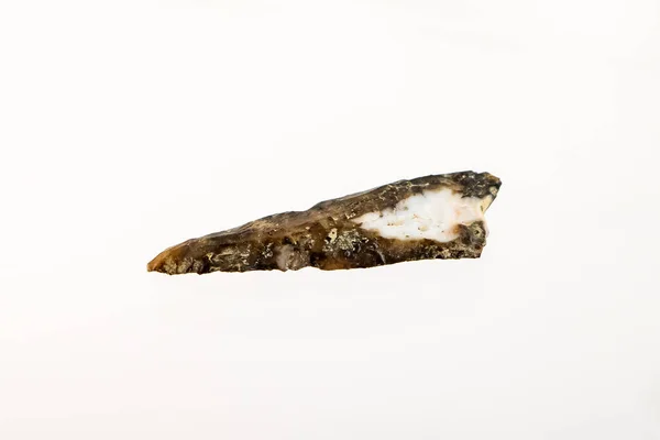 Beyaz Zemin Üzerinde Antik Taş Bıçak — Stok fotoğraf